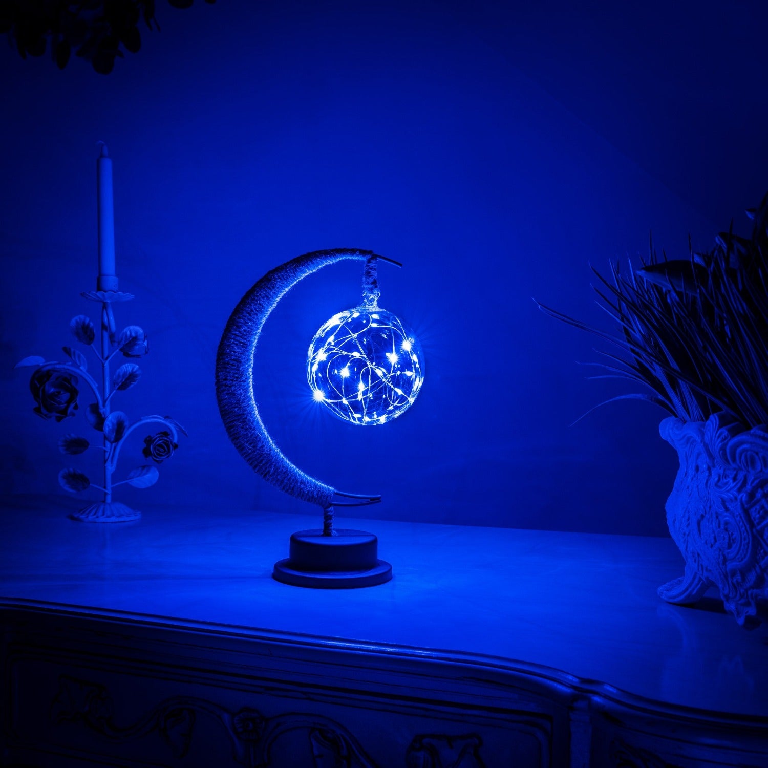 Lunar Lamp: Radiant lunar-inspired illumination